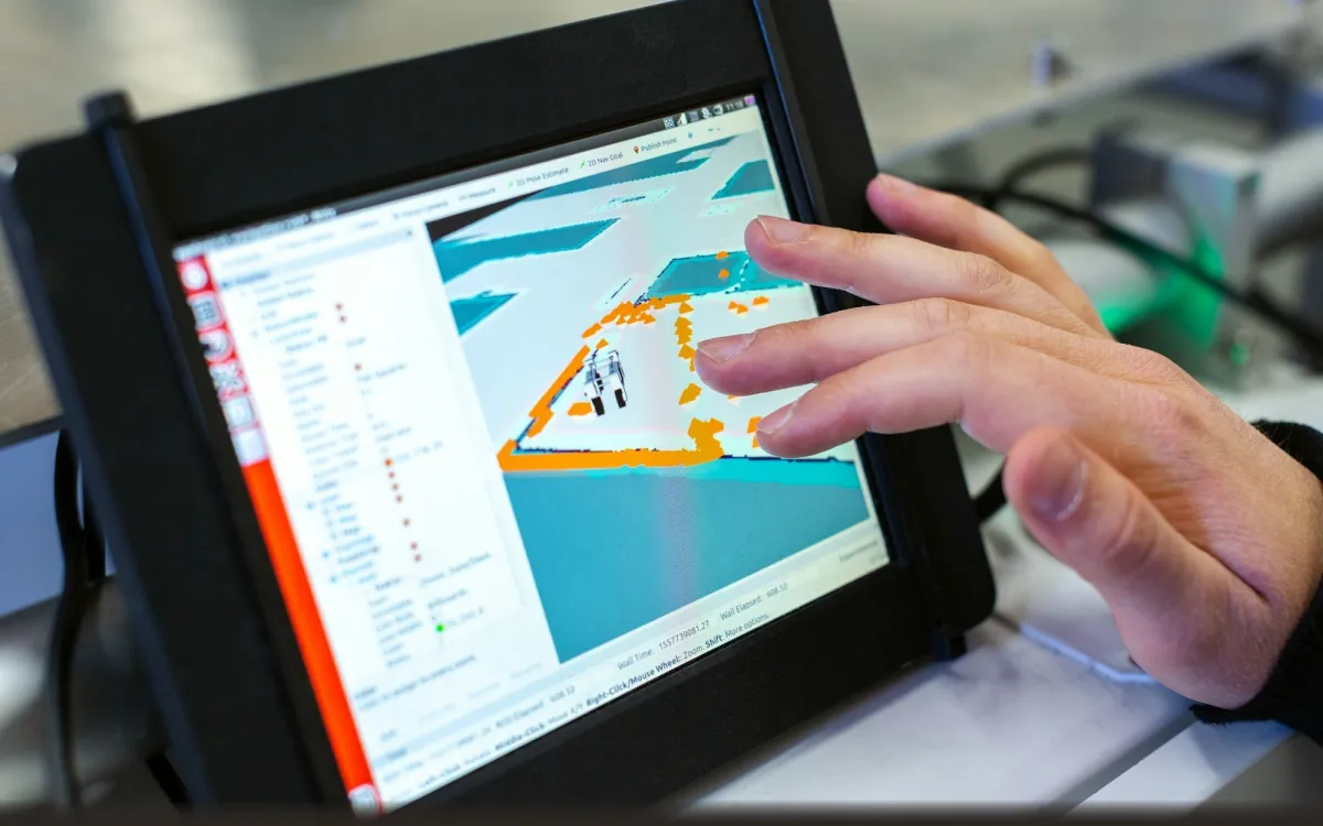 Tablet ekranında renkli bir 3D model inceleniyor