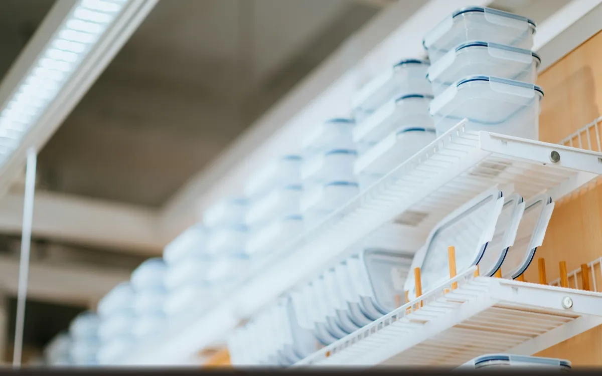 Raflara istiflenmiş şeffaf ve beyaz ince cidarlı plastik kaplar
